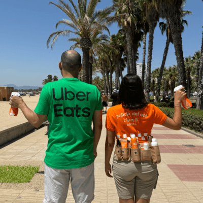 Uber Eats y la Policía del sol de Clarel se unen para repartir protección solar en las playas españolas