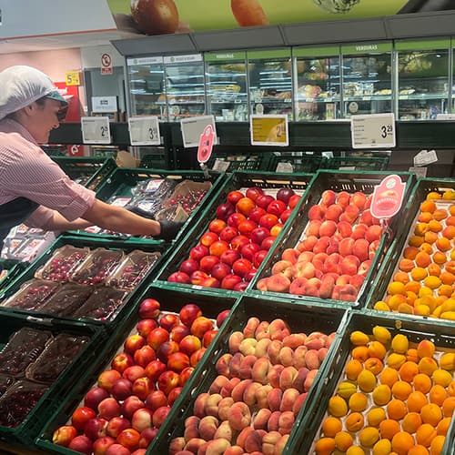 Consum compra 7.753 toneladas de fruta de hueso de origen local, un 19% más que la campaña anterior