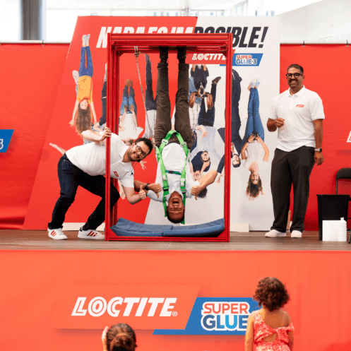 Una persona colgada boca abajo solo con pegamento: así sorprendió Loctite en Canarias con su evento “Nada es imposible”