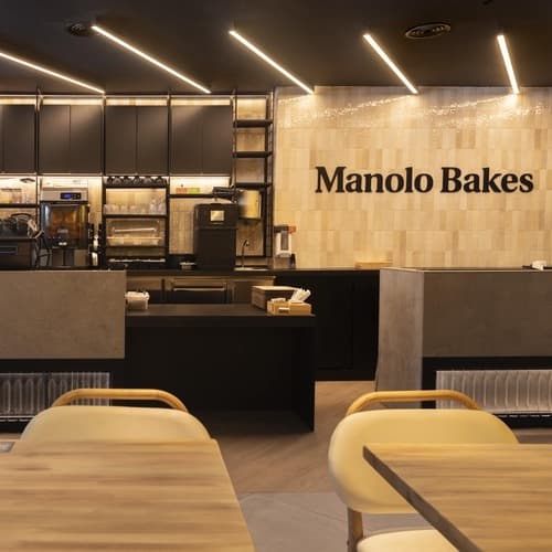 Manolo Bakes llega al centro de Donostia y lo celebra a lo grande con una coffee party