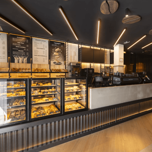 Manolo Bakes abre su primera tienda en Málaga capital a las puertas del verano y lo celebra con una coffee party