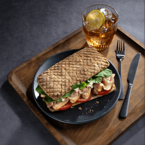 Manolo Bakes inaugura el verano con nuevos sándwiches premium y una selección de bebidas frías con fruta fresca