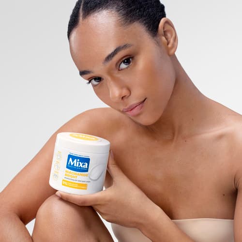 Di adiós a las manchas e imperfecciones con esta crema corporal con niacinamida