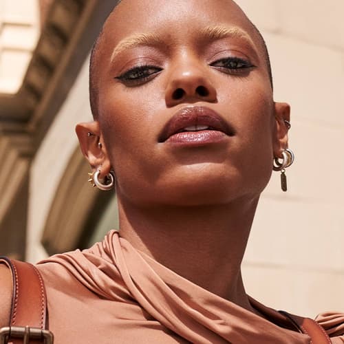 Piel glow, mejillas sonrosadas, maxipestañas y labios difuminados: este es el maquillaje del verano