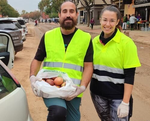 Lázaro dona más de 2.000 kg de patatas y cebollas a los damnificados por la DANA