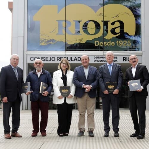 El presidente del Consejo Regulador recibe a los miembros del primer Pleno de la democracia en España celebrado por esta institución