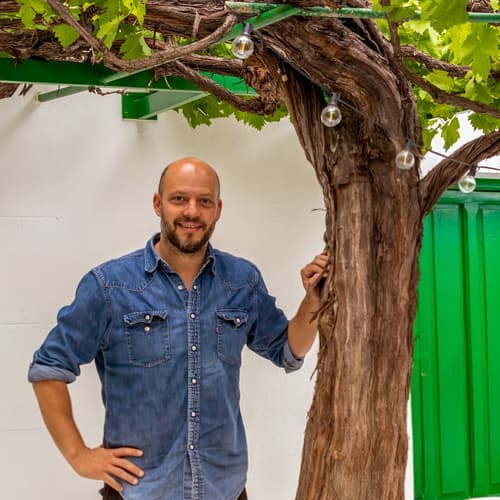 Bodegas Verum se consolida en la élite del vino español con 96 puntos de Tim Atkin y posiciona su Garnacha entre los 10 mejores vinos de España.