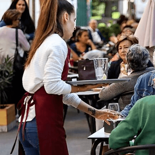Los contratos en hostelería caen un 1,5% en el primer semestre de 2025