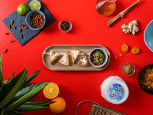TGT presenta una receta fresca y sorprendente para este verano: queso Tío Resti a la plancha con chutney de orejones