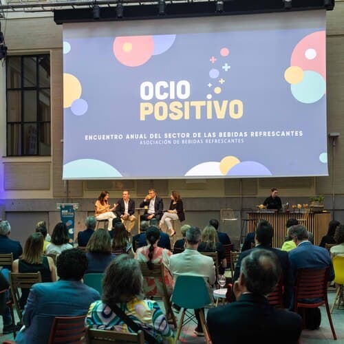 Evolución del consumo de bebidas refrescantes en España: se mantiene vinculado al ocio diurno en hostelería y crecen las variedades sin azúcar
