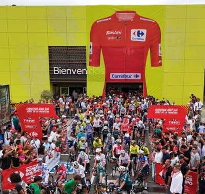 Carrefour marca un hito al acoger la salida de La Vuelta desde el interior de un hipermercado