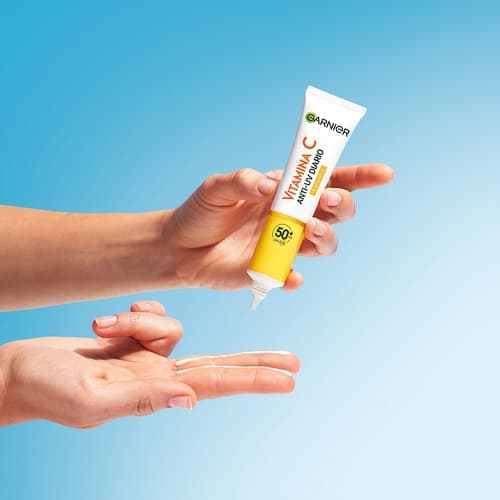 El producto multiusos con vitamina C de Garnier que trata, cubre y ayuda a reducir tus manchas del sol