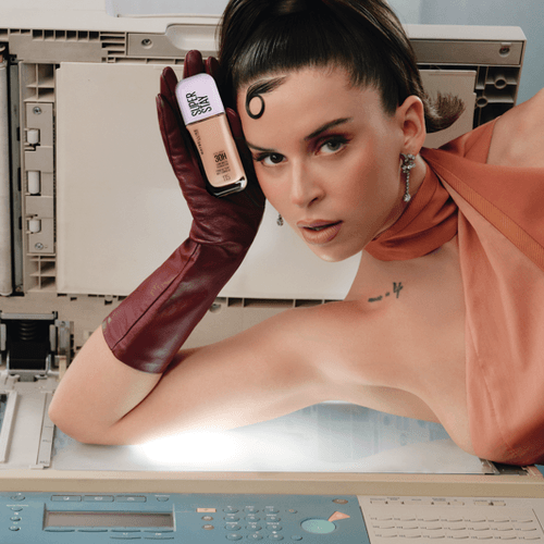La base de maquillaje ligera que usa Nathy Peluso deja un acabado mate luminoso y es de Maybelline NY