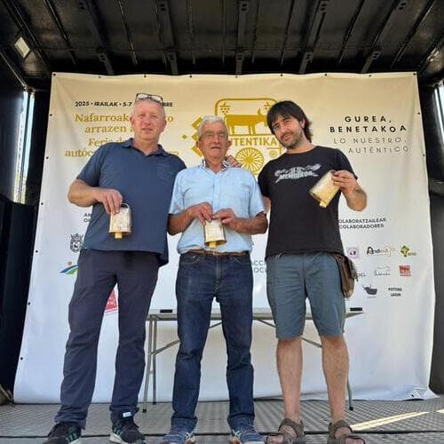 Ángel Linzoáin, de Atekoa, y Quesos Larra, ganadores del ‘Concurso Popular de Queso de Oveja Latxa’ en ‘Autentika’, la Feria de Razas Autóctonas de Navarra