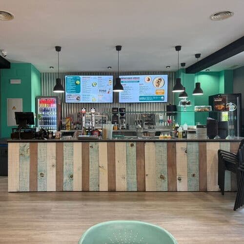 Urban Poke impulsa su expansión con nuevas aperturas y adquisiciones