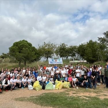 Voluntarios de Nestlé liberan la naturaleza de 'basuraleza'