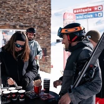 NESCAFÉ 3en1 reconforta a los esquiadores con café gratis
