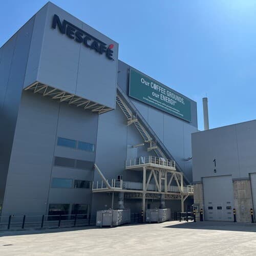 Nestlé reduce las emisiones en 36.000 toneladas de CO₂e al revalorizar los posos de café obtenidos en el proceso de producción