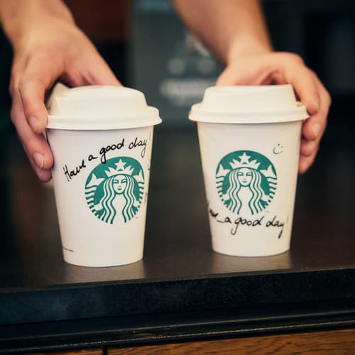Starbucks® rediseña su icónico vaso blanco para llevar y lo implementa en toda Europa