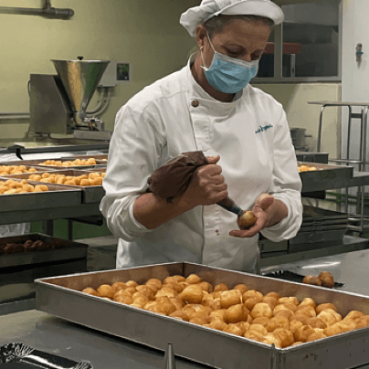 El Corte Inglés elabora más de 25.000 kilos de buñuelos de viento para la festividad de Todos los Santos