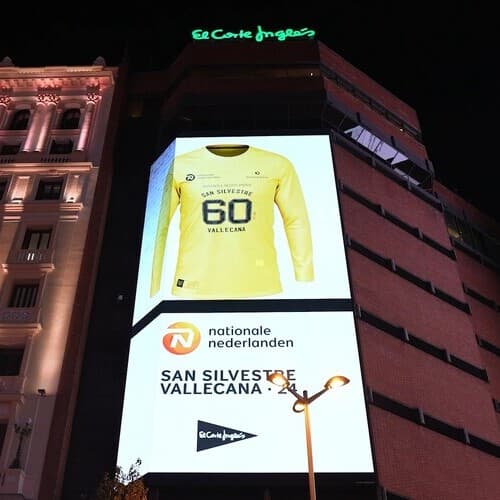 El Corte Inglés presenta en su pantalla de Callao la camiseta de “La Vallecana”, la mítica carrera popular