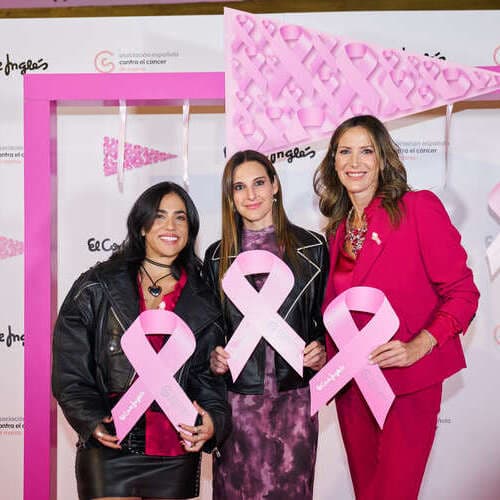 El Corte Inglés ilumina sus centros de rosa en apoyo a la investigación contra el cáncer de mama
