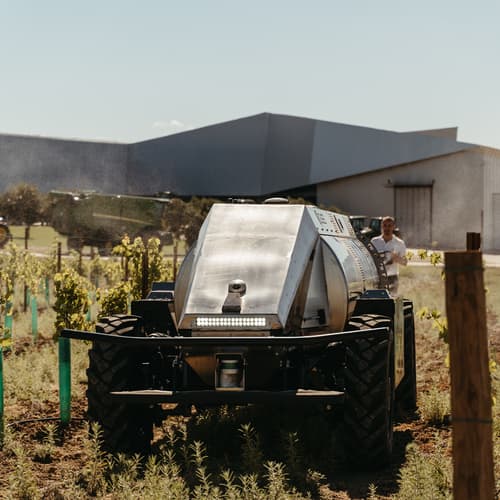 Acesur y John Deere establecen una colaboración para evaluar el robot agrícola autónomo GUSS en los olivares de la compañía