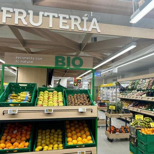 Alimerka reabre dos supermercados, en Oviedo y Vegadeo, tras una reforma integral