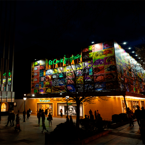 El Corte Inglés acoge la obra de Luis Gordillo en su fachada de Serrano y los escaparates de Preciados