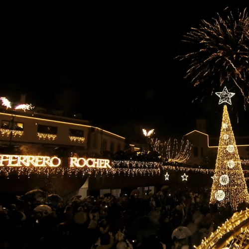Tejeda resplandece con la espectacular iluminación navideña de Ferrero Rocher en el corazón de Gran Canaria