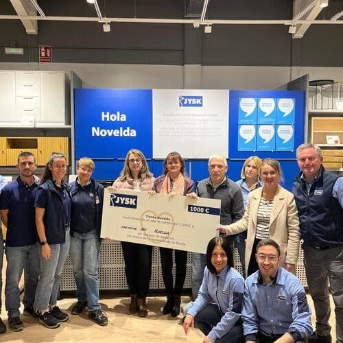 JYSK celebra su tercer aniversario en Novelda en un evento solidario con asociaciones locales