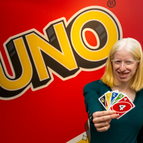 UNO Braille: el juego de cartas más popular, ahora más inclusivo que nunca