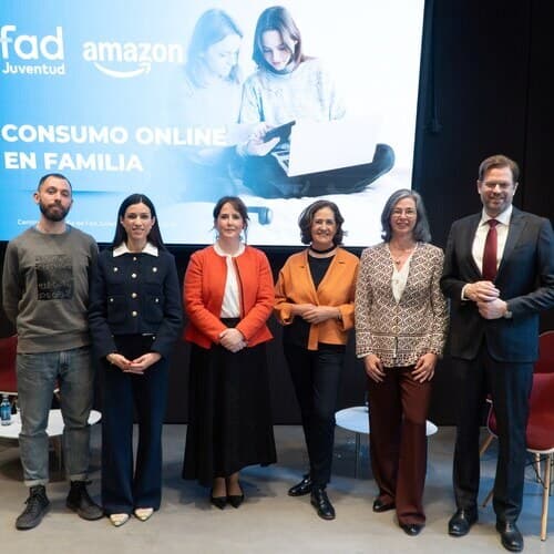 El 98% de las familias españolas supervisa las compras online de sus hijos e hijas adolescentes, según un estudio de Fad Juventud y Amazon