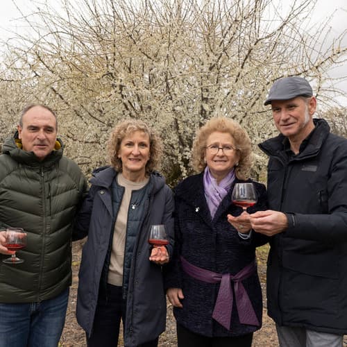 La IG Pacharán Navarro homenajea a las familias elaboradoras que se retiran en la 5ª edición de la ‘Fiesta de la floración del endrino’