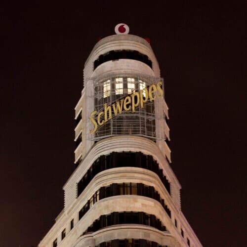 Suntory Beverage & Food Spain se suma al 20º aniversario de La Hora del Planeta apagando el icónico neón de Schweppes en Gran Vía