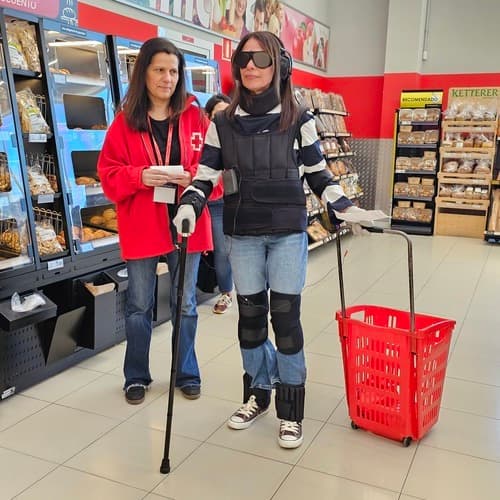 Autoservicios Familia y Cruz Roja impulsan un modelo de supermercado inclusivo para las personas mayores