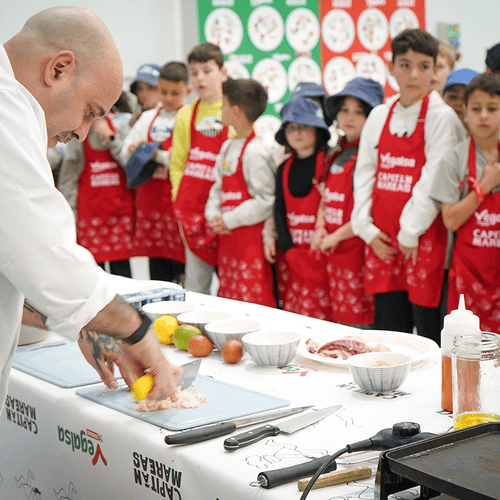 Llega a la lonja de Cedeira el programa educativo de Vegalsa-Eroski ‘Capitán Mareas’ para promover el consumo de producto del mar entre los más jóvenes