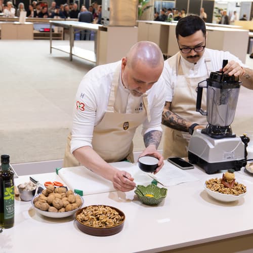 El Chef Rodrigo de la Calle transforma el sabor y la textura de la nuez de California en una demostración culinaria exclusiva