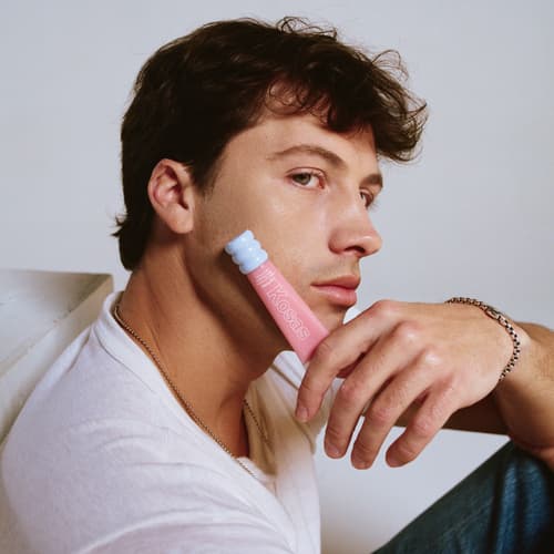 Rob Rausch protagoniza la nueva campaña de Lip Pulse, el nuevo voluminizador de labios de Kosas