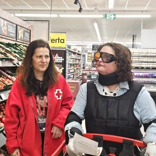 Los Autoservicios Familia de Asturias implementan un modelo de supermercado inclusivo para las personas mayores de la mano de Cruz Roja