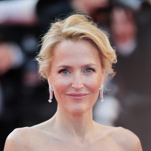 La actriz Gillian Anderson acude a la red carpet de Cannes con beauty look de L'Oréal Paris