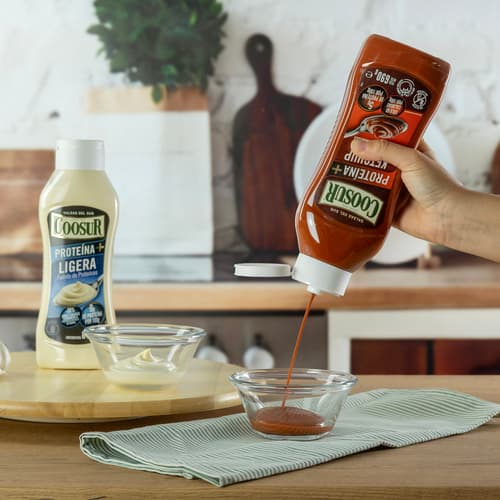 Acesur innova en el segmento proteico con una nueva gama de salsas "COOSUR PROTEINA+" que integra una apuesta doble: Mayonesa ligera y kétchup zero azúcares, enriquecidos con proteína de calidad