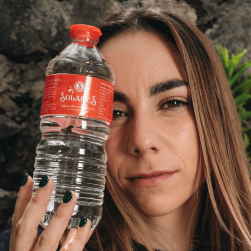 Agua de Solares y la futbolista Athenea del Castillo se unen en una alianza que celebra el origen y el orgullo de Cantabria
