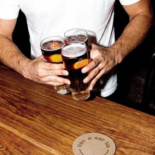 El 81% de los españoles que consumen cerveza lo hacen en compañía: el bar se impone como el gran oasis analógico frente a las pantallas