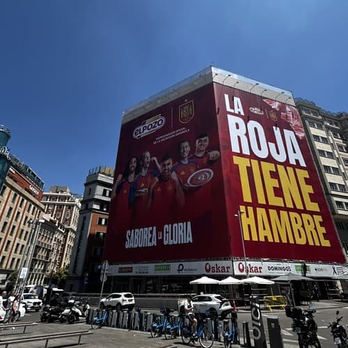 ElPozo despliega una gran lona en pleno centro de Madrid para reforzar su apoyo a la Selección Española