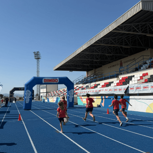 El maratón Valencia acerca el atletismo a las aulas de Guadassuar con el apoyo de Grupo Bimbo