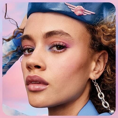 Pestañas a todo color en tus próximos festivales con la máscara más icónica de Maybelline NY