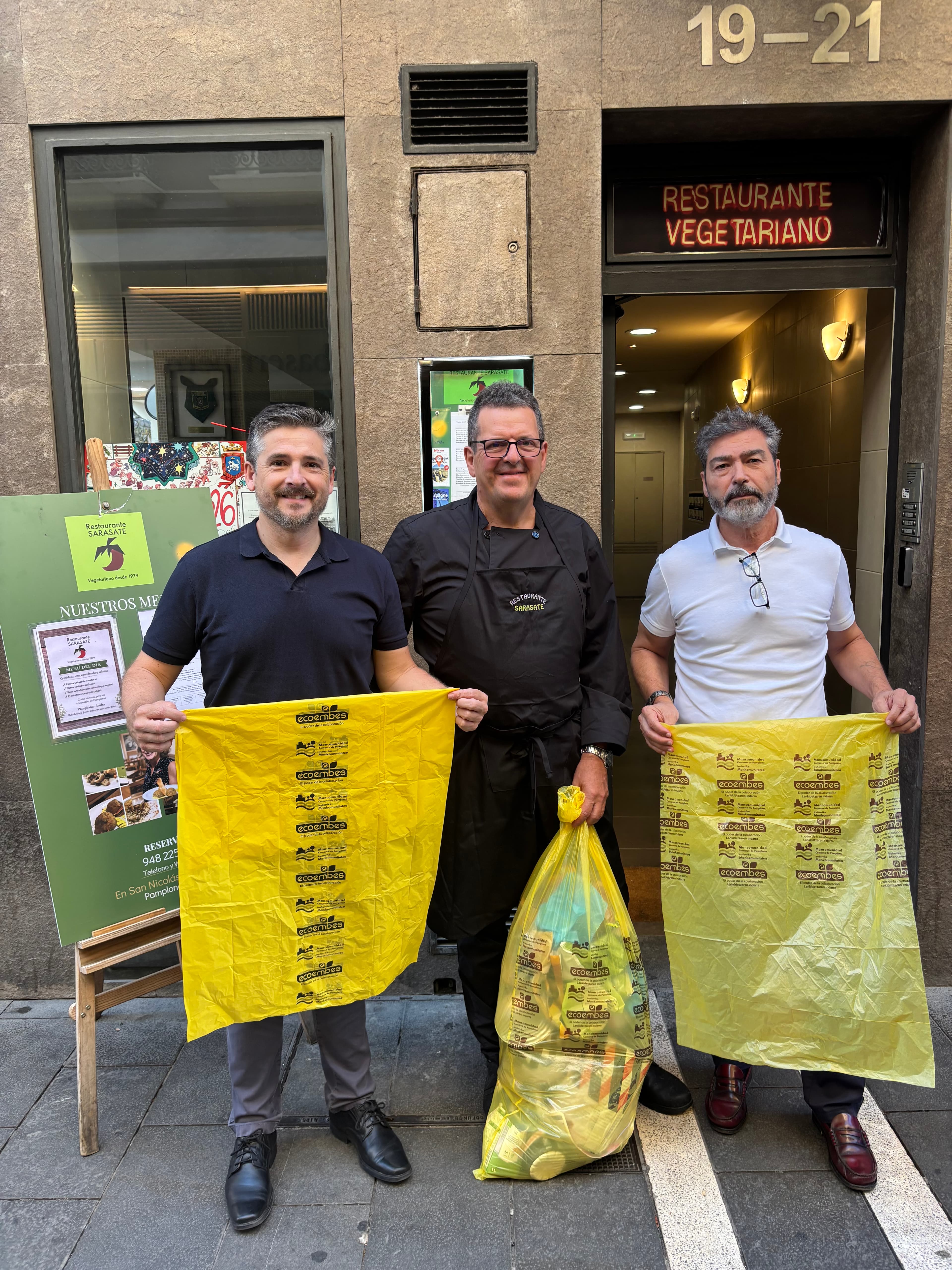 La Mancomunidad de la Comarca de Pamplona y Ecoembes impulsan el reciclaje durante San Fermín con el reparto de 20.000 bolsas amarillas