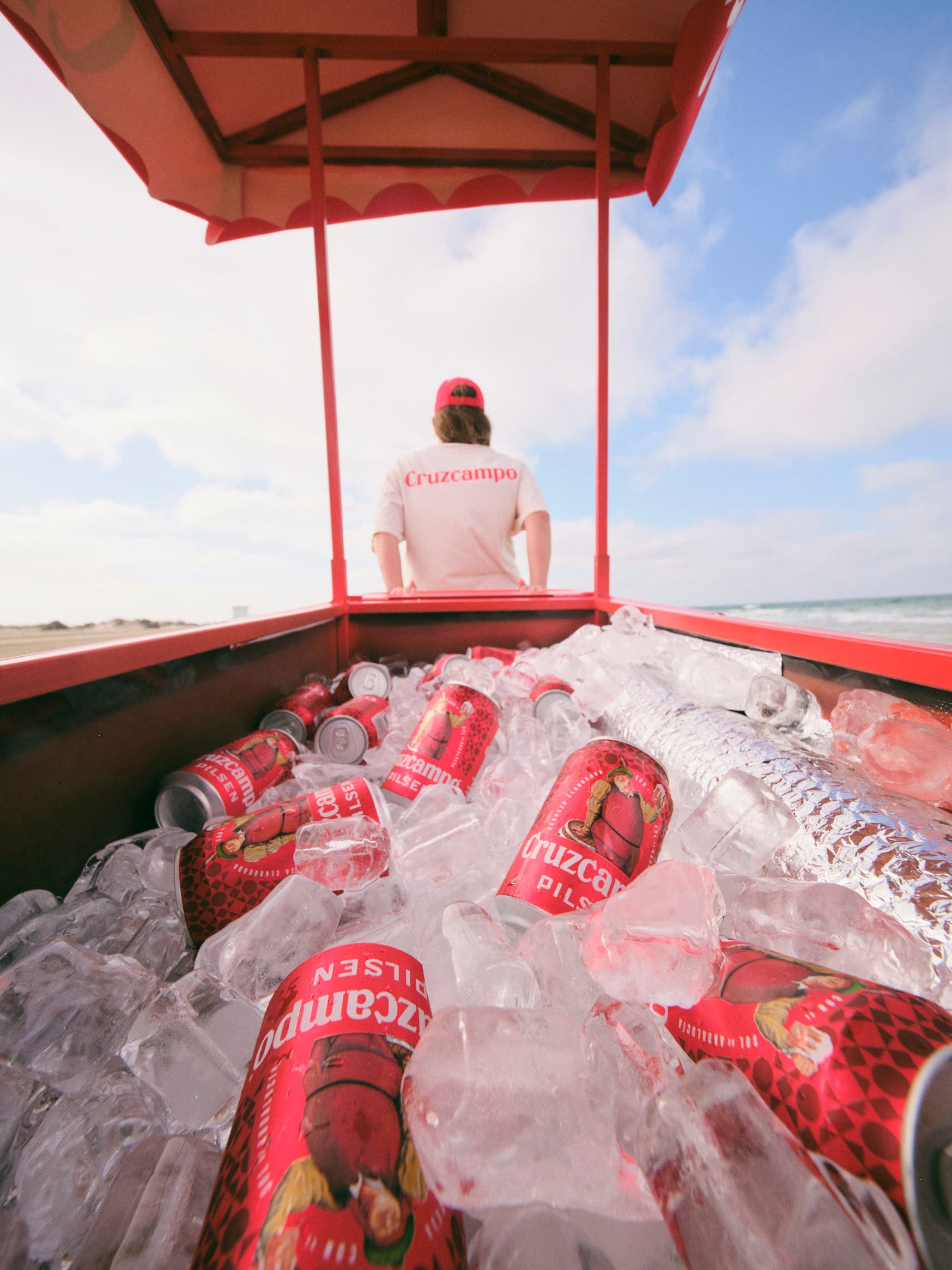 Cruzcampo rinde homenaje a quienes llenan de acento nuestras playas: los lateros