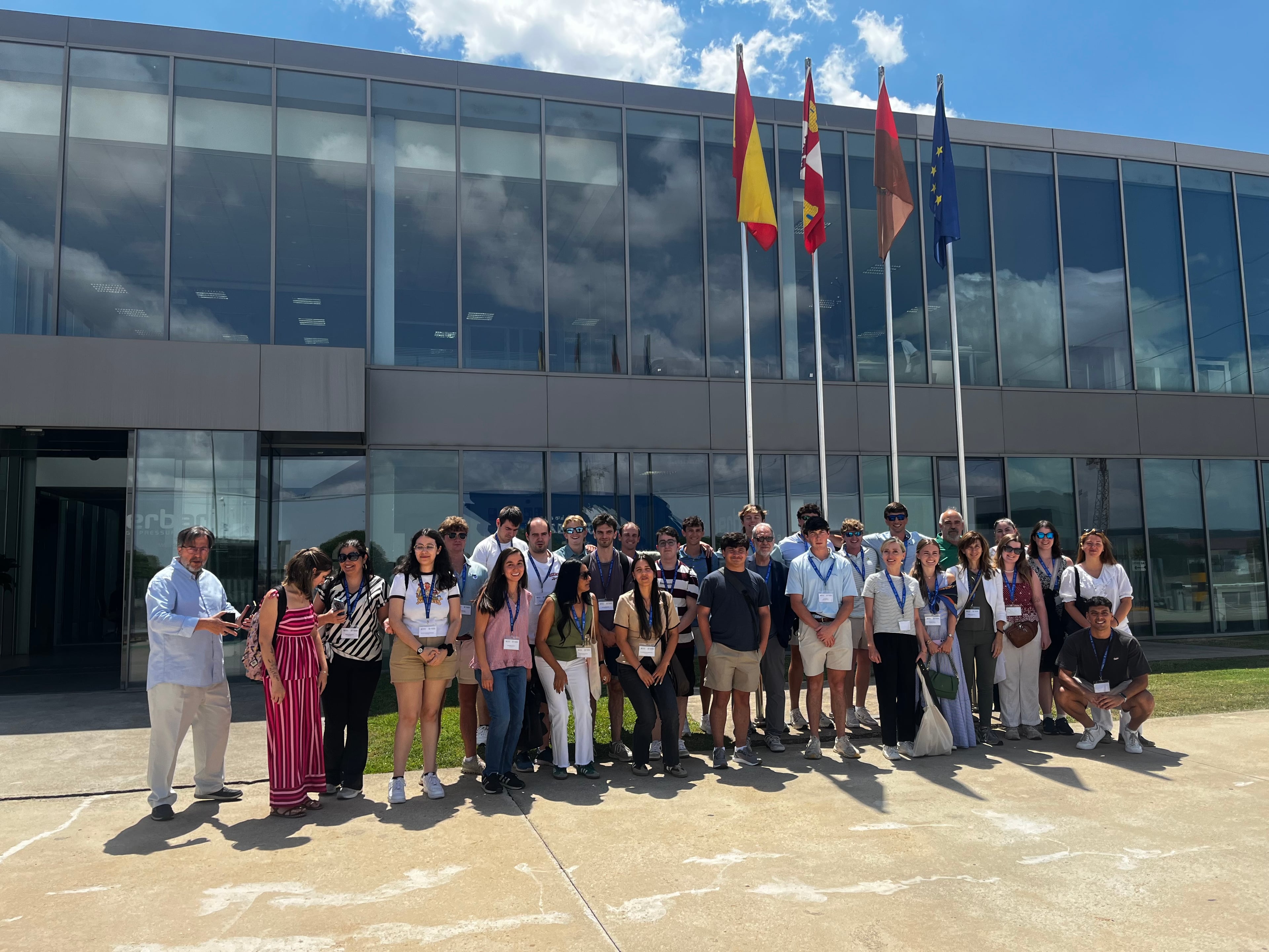 Hiperbaric reta al talento universitario internacional a optimizar la gestión industrial con IA